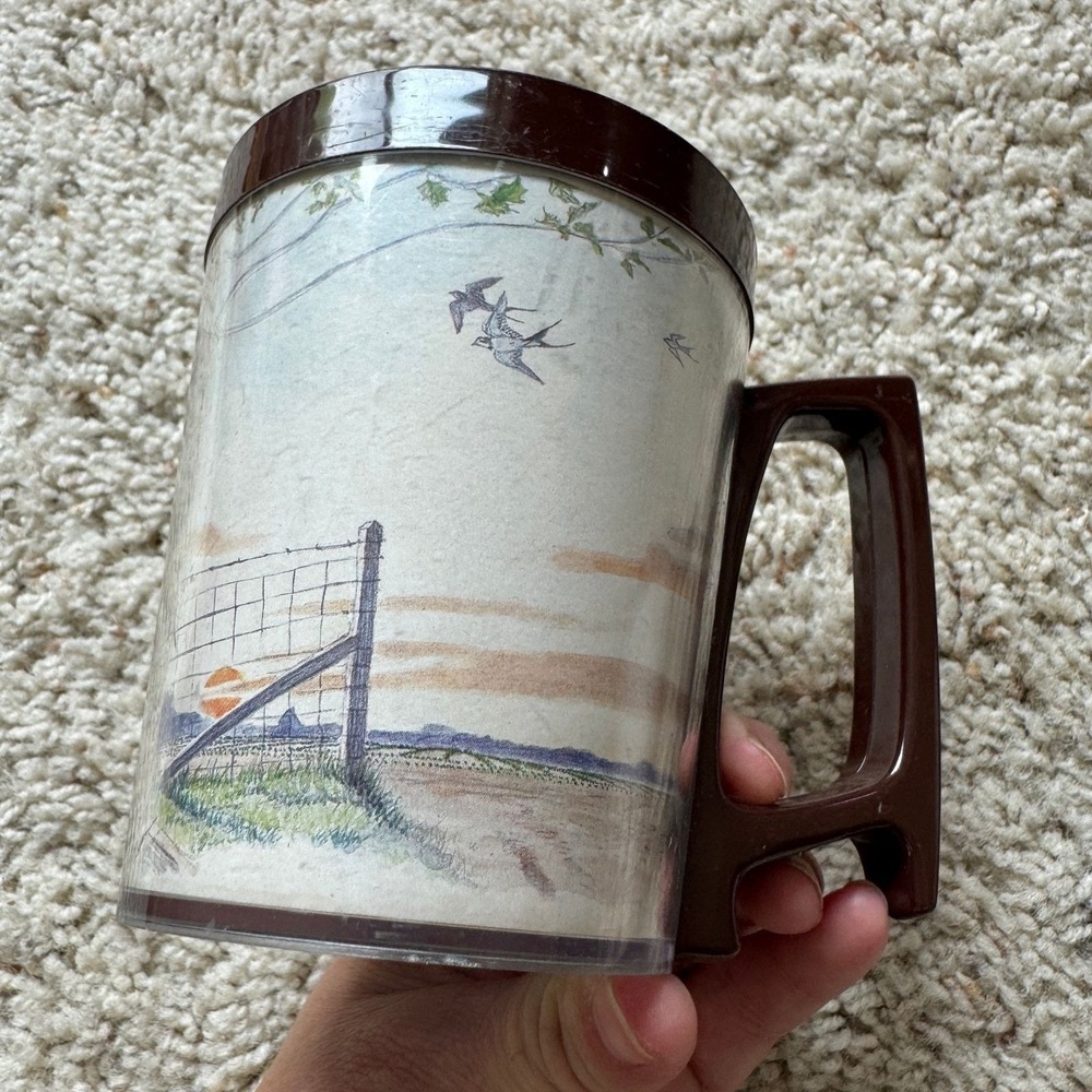 Vintage Flambeau Wildlife Mugs Set 2 Robert J May Raccoon Robin Brown Plastic - Picture 3 of 9